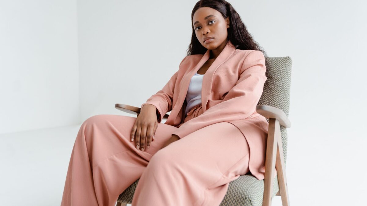 Welcher Blazer für mollige Frauen? Blazer in großen Größen mit Outfit kombinieren