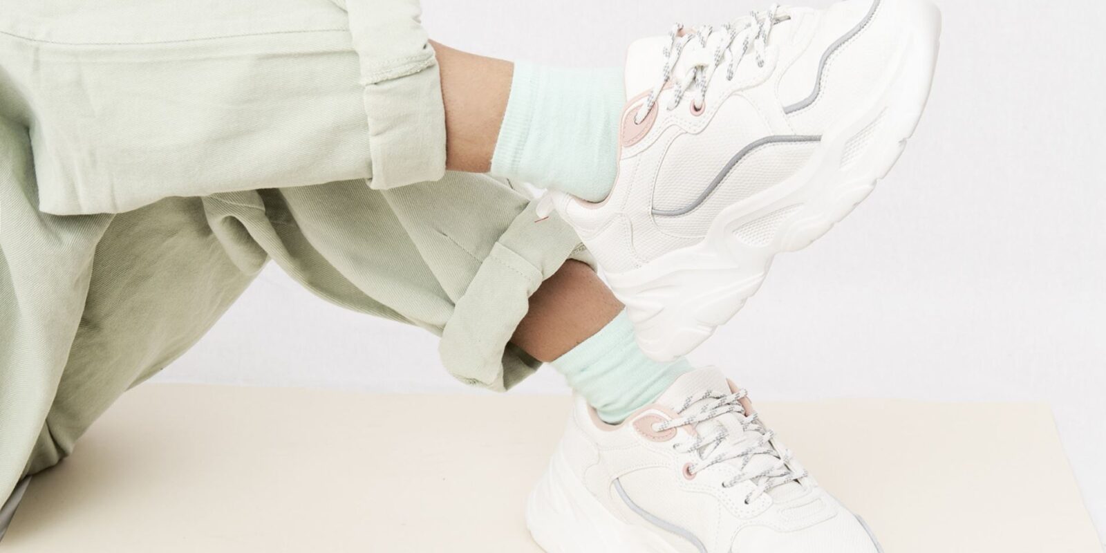 Angesagte weiße Sneaker für Damen Sneaker in Weiß für stylische und trendige Outfits