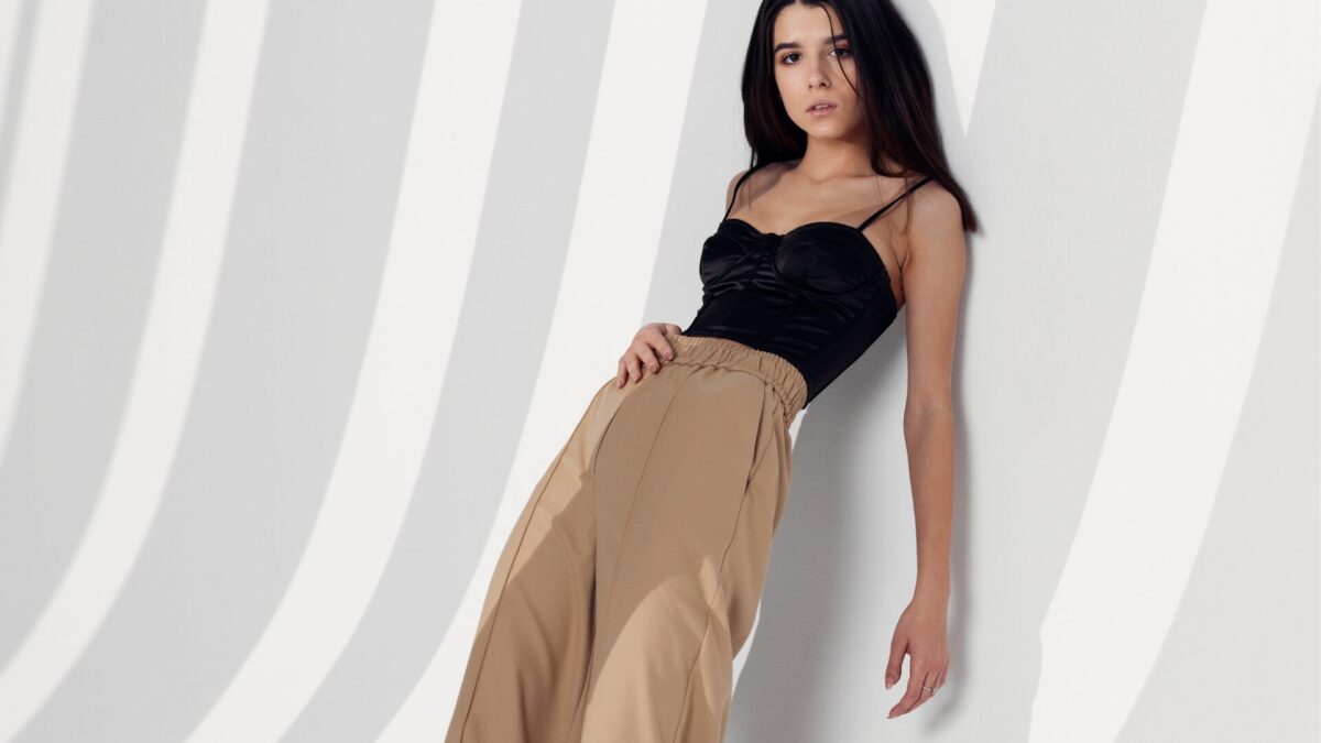 Was passt zu einer beigen Hose? Outfit kombinieren zu Beige Hose