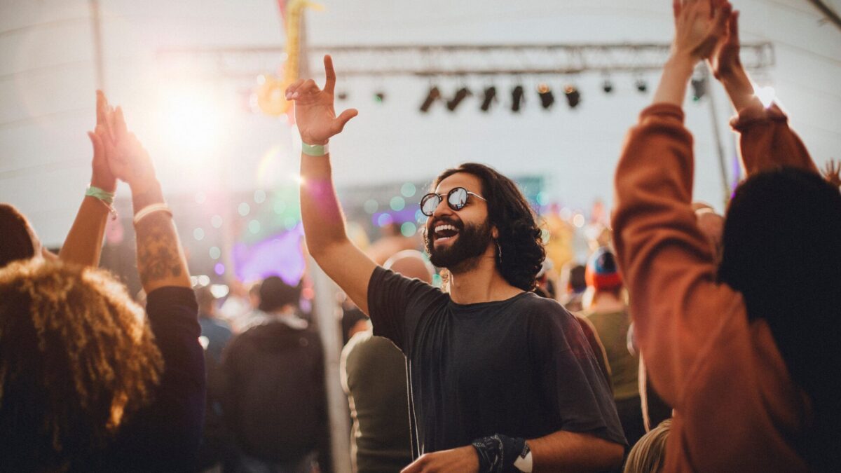 Festival Outfit für Herren: Der perfekte Style für die Festival-Saison