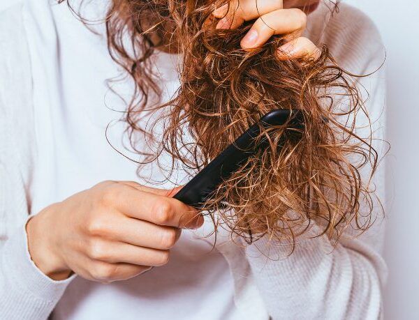 Tipps und Tricks gegen Frizz Haare – so wirst du die widerspenstigen Locken los