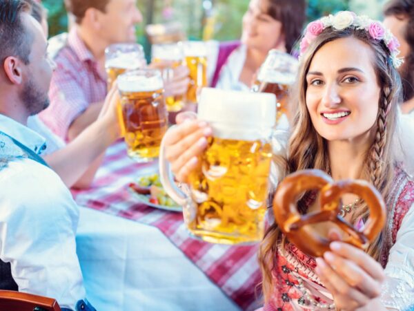 Halboffene geflochtene Dirndl Frisuren für das perfekte Oktoberfest Styling