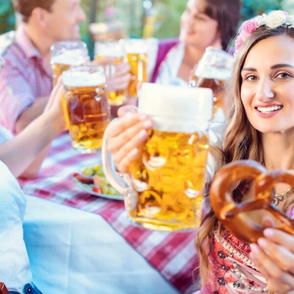 Halboffene geflochtene Dirndl Frisuren für das perfekte Oktoberfest Styling